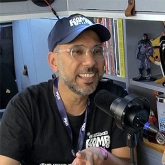 Rogério Paiva do Conexão Kombicast falando ao microfone em depoimento